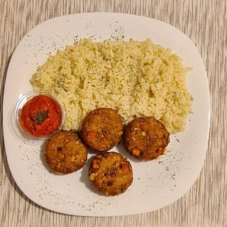 Faširanci od povrća sa rižom ili pommes frites, ajvar