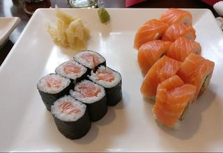 32.Salmon maki rolls 14 peças
