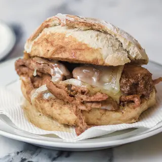 Sandes de Bifana com Queijo e Batata