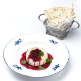 Камамбер с брусничным соусом 