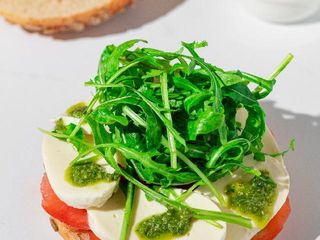 Бейгл з моцарелою і песто (240г)