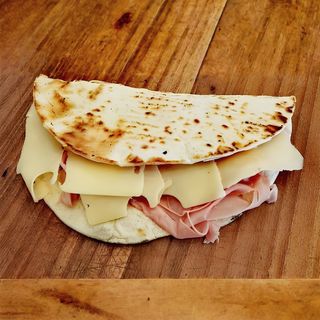 Piadina con prosciutto cotto e fontina