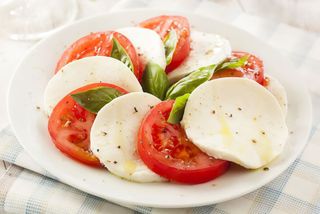 Caprese con mozzarella, pomodoro ramato, basilico e origano