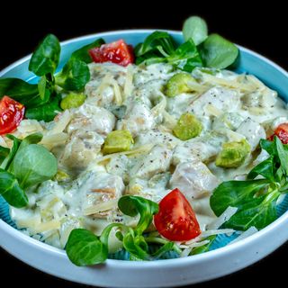 Пиле с авокадо в сос филаделфия и пармезан (300гр)