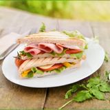 Сэндвич с колбасой и сыром