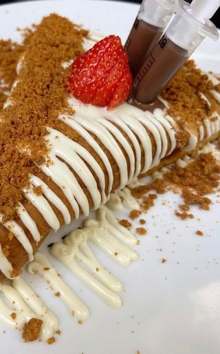 Млинець з полуницею, нутеллою та солодкою поливкою (290г)