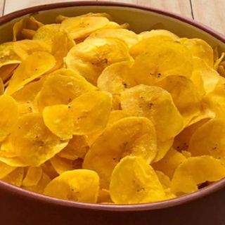 Chifles co. Cebolla curtida  y aderezo 