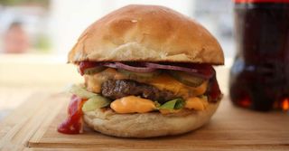 Classic Burger ( cartofi + sos)