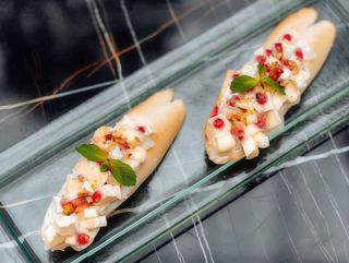 Брускети з грушею сиром брі та фісташковою крихтою 110г