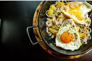 Huevos Rotos Con Gulas Y Gambas
