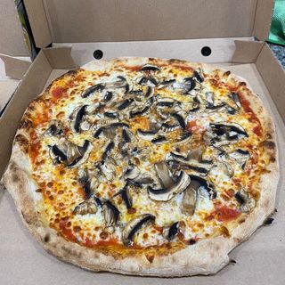 Pizza De Jamón Y Champiñón