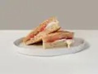 Focaccia ripiena di prosciutto Serrano, mozzarella di bufala e miele - patatine fritte