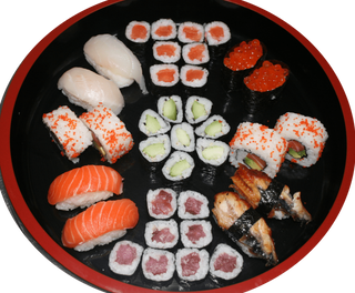 Plato Combinado 16 (Tobiko, Maki y Sushi de Salmón. Maki de Atún
