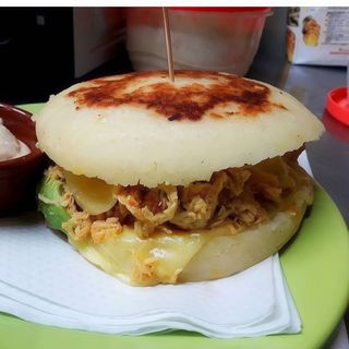 AREPA DE POLLO