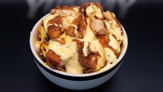 ფრი ბეკონი-ქათამი ყველის სოუსში