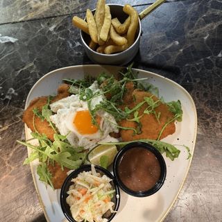  Escalope de cerdo empanado con huevo,fritas,ens col, salsa trufa