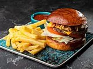 Бургер з соковитою яловичою котлетою,маринованим огірком, сиром Чеддер