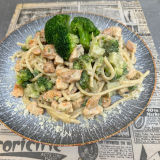 SPAGHETTI Z BROKUŁAMI I KURCZAKIEM