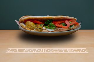 37 Carciofini, caprino al vino bianco, pomodori, rucola e origano