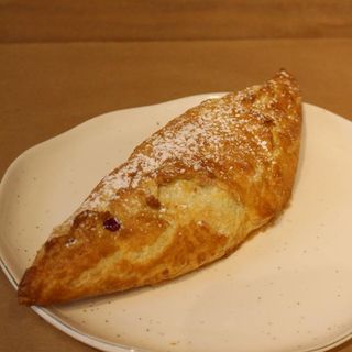 Bułka w cieście francuskim z serkiem i czarna porzeczka