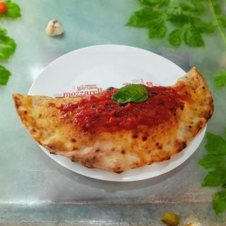 Calzone 4 Quesos y Salami