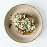 Potaki cu brânză de oi, roșii chery, smântână și verdeață