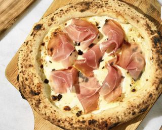 Піца з в'яленою шинкою, камабером та трюфелем (490г)