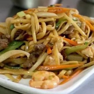 25. Tallarines Fritos Con Tres Delicias