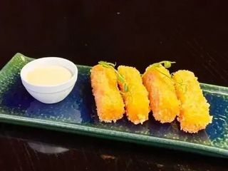 Сирні палички з сиру чеддер з сирним соусом (120/30g)