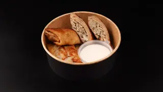 Млинці з куркою та грибами зі сметаною (200/35г)