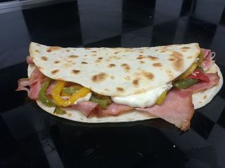 Piadina con pancetta, scamorza, peperoni e mozzarella