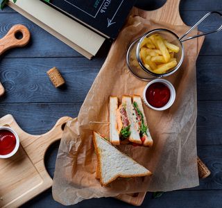 Сэндвич с тунцом и фри