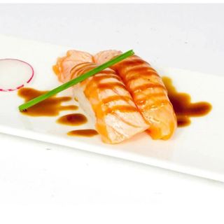 49. Nigiri sake scottato