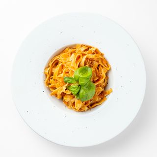 Tagliatelle s umakom od crvene leće