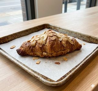 Cruasán Con Crema De Almendra (1 Ud.)