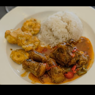 Rabo Encendido Con Arroz Blanco Y Tostones