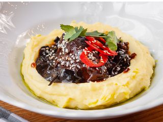 Томлені телячі щічки з деревними грибами та пюре (120/120g)