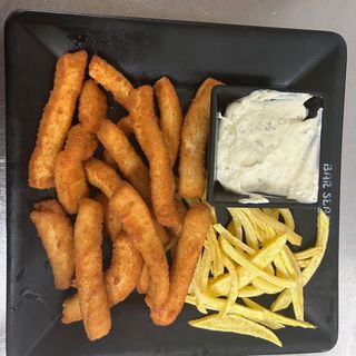 Rabas De Calamar Con Patata Paja Y Alioli