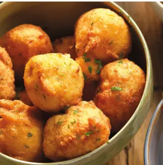 Tapa de buñuelos de bacalao