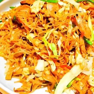 157. Fideo de arroz frito con pollo