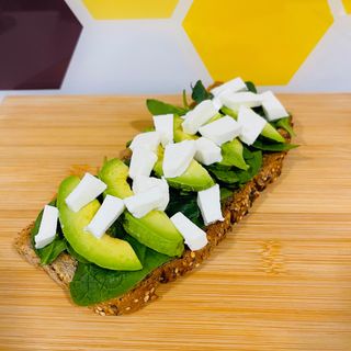 Tostada espinacas, aguacate y queso burgos 