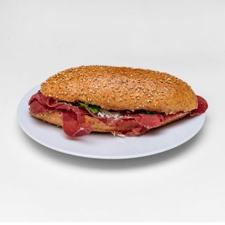 Panino integrale con bresaola, rucola e scaglie di grana