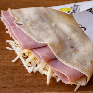 Palačinka sa šunkom, pečenicom, kačkavaljem i kajmakom