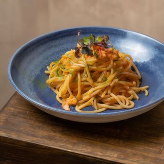 Spaguetti Estirado Al Bronce Con Salmón Ahumado Y Vodka