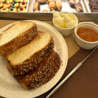 PANE FATTO IN CASA, BURRO E MARMELLATA