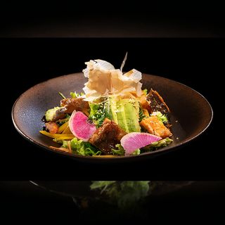 Sałatka z chrupiącą skórką z łososia i awokado