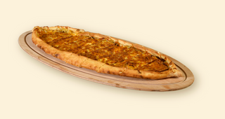 Пиде със суджук и кашкавал