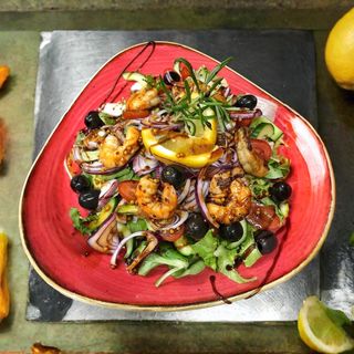 Sałatka z krewetkami lub łososiem