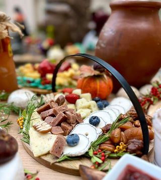 ყველი ხის დაფაზე