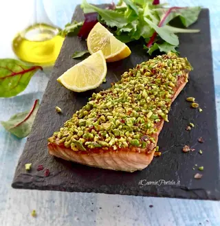 Salmone alla piastra in crosta di pistacchio